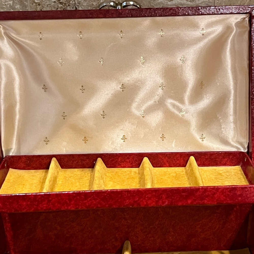 Mele & Co. VNTG. Red 2 tiered jewelry Box with Gold Accents, good condition - Picture 8 of 9